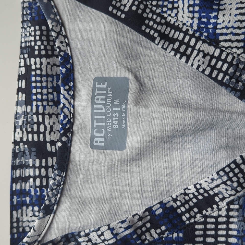 Activate by Med Couture Women's Patterned V Neck Scrub Top With Pockets Size M - Picture 7 of 8